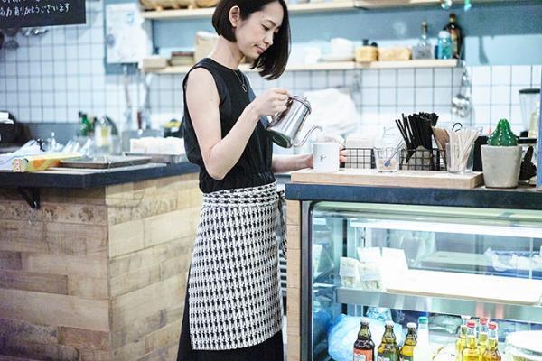 ミントデザインズから、“コーヒーハウスの制服”をイメージしたエプロンや白シャツ