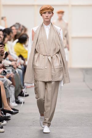 ネヘラ 2017年春夏コレクション - ひねって、カットして、結んで遊ぶ変形シルエット