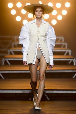 ジャックムス 2017年春夏コレクション - 南仏の女性にユニークなユニフォームを贈る
