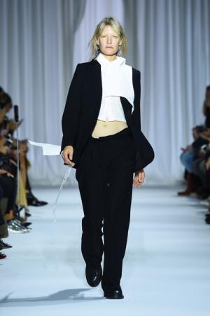 アン ドゥムルメステール 2017年春夏コレクション - 黒と白の世界に一筋のフェミニティを見つける