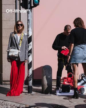 オフ-ホワイト ℅ ヴァージル アブローの新作バッグ - クリップのディテールが特徴