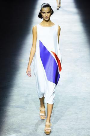 イッセイ ミヤケ 17年春夏コレクション - 柄が変化するバッグ、新シューズプロジェクト始動