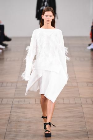 クリスチャン ワイナンツ 2017年春夏コレクション - 揺れる動きから生まれる浮遊感