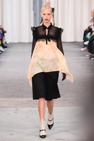 ヴェロニク ブランキーノ 2017年春夏コレクション - 開放感と目覚める少女性