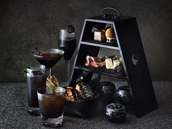 アマン東京で「ザ・ブラックバー」”黒い”カクテルやミニバーガーなど
