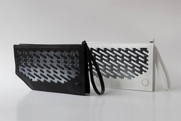 イッセイ ミヤケとソニー 加速度センサーで柄が変わるバッグ、モノクロのグラデーションが多彩な表情に