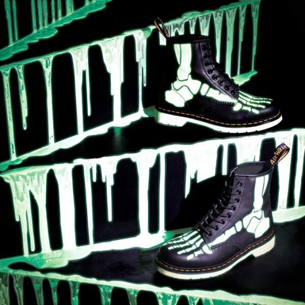 ドクターマーチンのハロウィン限定ブーツ - 暗闇で緑色に光る“骨”を描いた1足