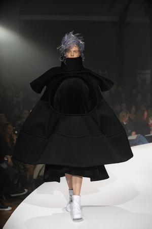 コム デ ギャルソン 2017年春夏コレクション - 巨大な服地で魅せるクラシック＆フェミニニティ