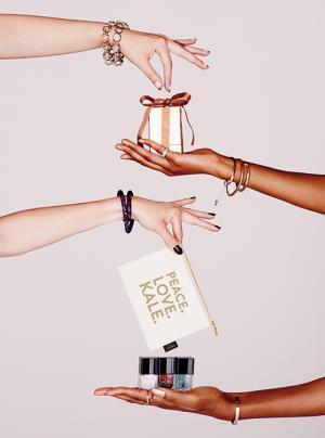 ネイルズ インクのホリデー限定キット、スモーキカラーやレッドグリッターのネイル