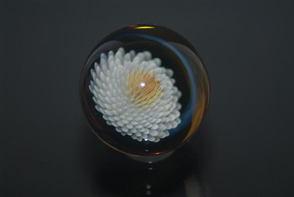 ガラス作家・田中福男の新作展「手向け花」東京・銀座で - ペンダントトップやオブジェなど約50点展示