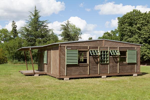 「ジャン・プルーヴェ：組立と解体のデザイン」展が南麻布で - 日本初を含む家具と建築の研ぎ澄まされた美