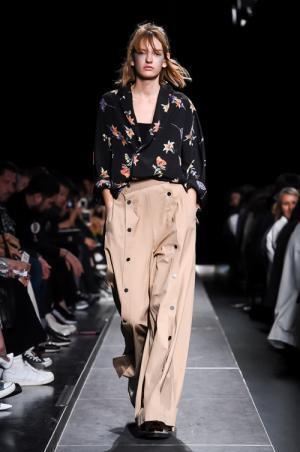 ウジョー  2017年春夏コレクション - 花々と鮮やかなカッティングが生む軽快さ