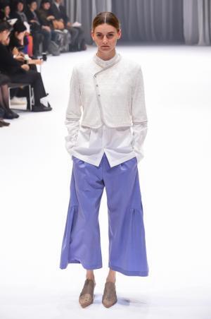 まとふ 2017年春夏コレクション、ファニーモチーフに現れる日本の美意識「かわいい」