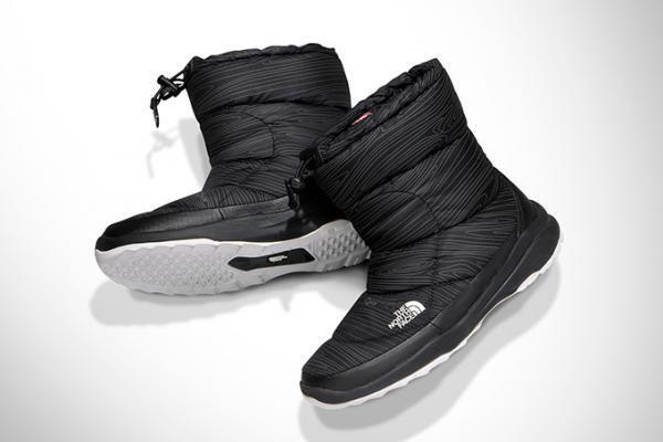 ザ ノース フェイス×アトモス ラボのコラボスノーブーツ、表面に木目調のデザイン