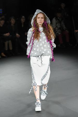 ミントデザインズ 2017春夏コレクション - 退廃的ムードが引き出す、新たなフェミニニティ