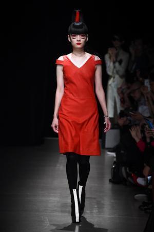 レオナード・ウォン 17年春夏コレクション - 真実を問うモノクロ世界、AyaBambiも登場