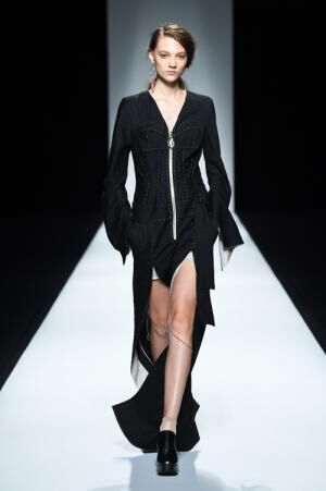 アン ソフィー マドセン17年春夏コレクション 失敗が生み出す危ういフェミニン 16年10月23日 ウーマンエキサイト 1 2