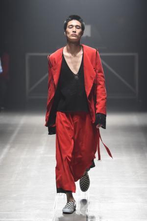 サルバム 2017春夏コレクション - 即興演奏は洋服の力強さとなる