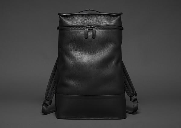 トモエより黒で統一したレザーバックパック - サイドベルトで自由にフォルムを調整