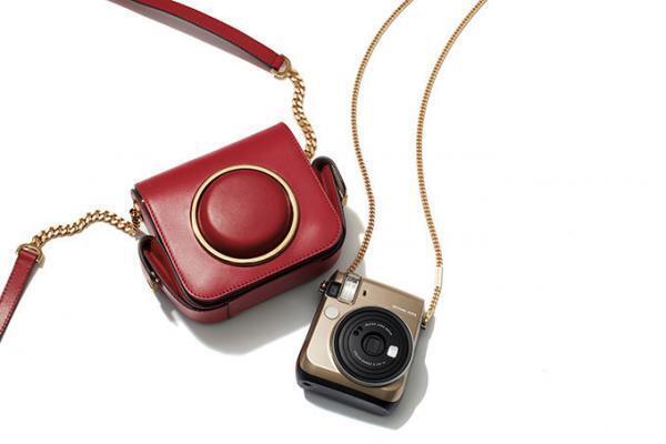 マイケル・コースからインスタント・フィルム・カメラ「instax mini 70」カメラ・バッグも
