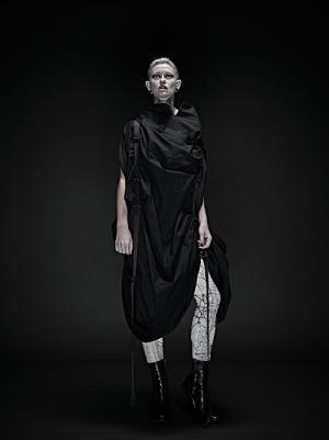 アリスアウアア 2017年春夏コレクション - 無機質で生々しい息吹きを、漆黒の世界で