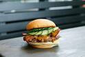 シェイク シャック×日本料理「傳」、1日限定コラボバーガー「デン シャック」