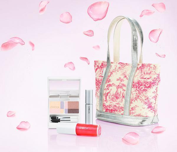 CHICCAのクリスマス限定キット、透明肌へと導くアイシャドウとリップが1つに