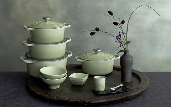 ル・クルーゼ「ジャポネスク」シリーズ第3弾、“ワサビ”を表現した限定お鍋や茶碗