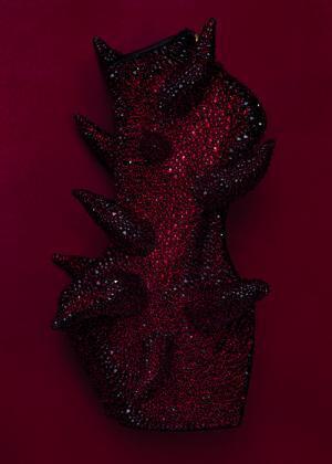 岡本太郎記念館で展覧会「舘鼻則孝 呪力の美学」舘鼻史上最大、岡本のアトリエなど館内をジャック