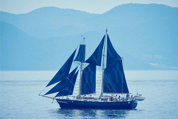 「旅するジーンズ」カイハラデニムを船帆に！潮風でウォッシュ加工したデニム使用のパンツやバッグ限定発売