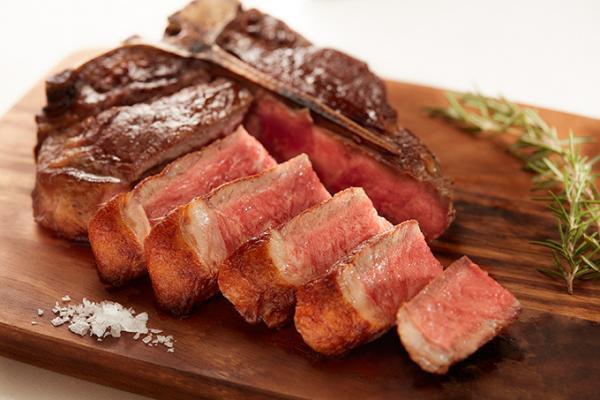 銀座にビステッカ専門店「ビステッケリア イントルノ」骨付き肉を高温でシンプルに調理