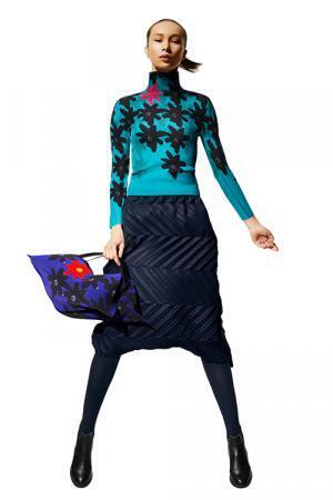 ミー イッセイ ミヤケ11月の新作 - フラワーモチーフのトップスやジオメトリック柄のニット