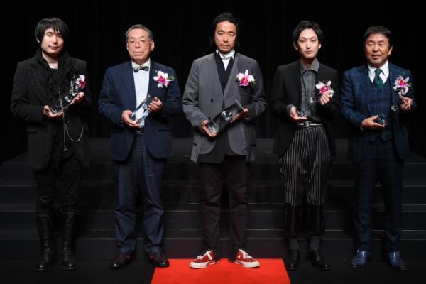 「第34回 毎日ファッション大賞」ファセッタズム落合が大賞、新人賞はプラスチックトーキョー今崎