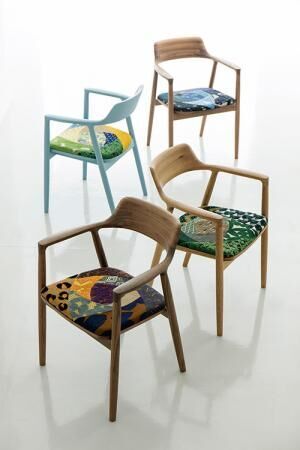 ミナ ペルホネン×マルニ木工の限定チェアが新宿で-余り布のパッチワークと木目を活かした個性的な椅子