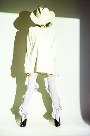 エリマキソックスより初のニーハイソックス - フリルが螺旋状に伸びるモードなデザイン