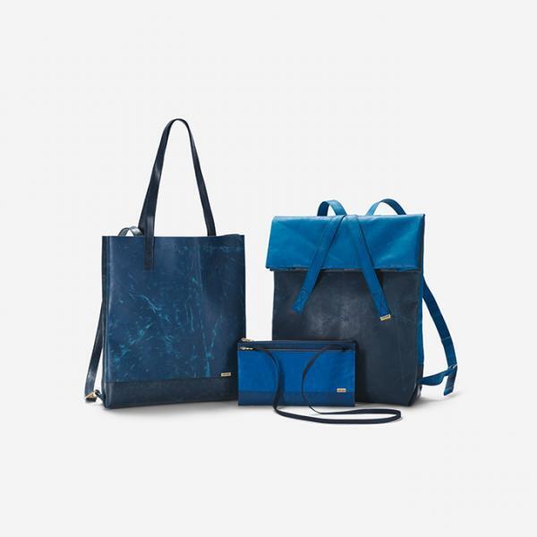 フライターグから青一色の新作「TRUE BLUE」トートやバックパックなど全6アイテム