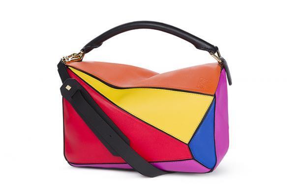 ロエベのクリスマス限定コレクション「ストライプ」鮮やかな色彩のストライプ柄をバッグや小物に