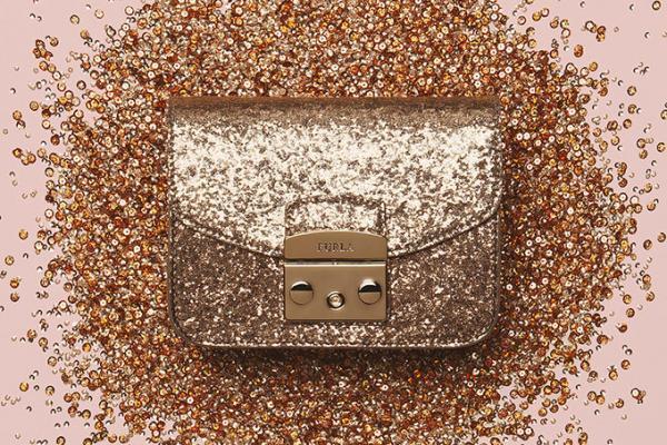フルラのホリデーコレクション、グリッター＆メタリックカラーのメトロポリスバッグや財布