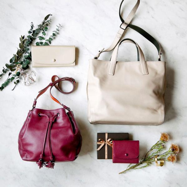 土屋鞄製造所から女性向けのクリスマス限定バッグ＆財布 - 雪降る森とホットワインを表現した2色展開
