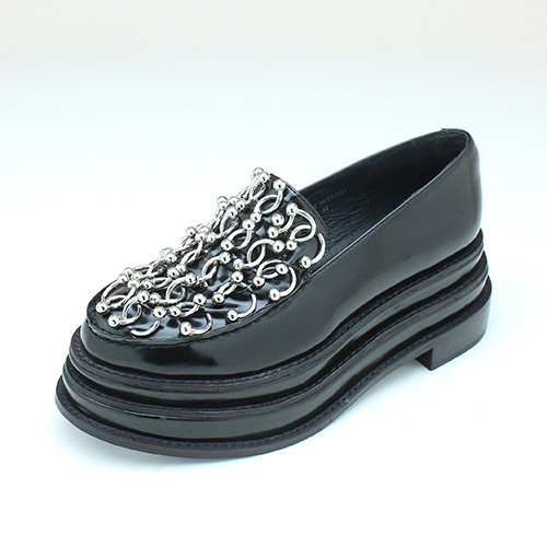 ジェフリーキャンベル、ピアスやフラワーモチーフの新作厚底シューズ