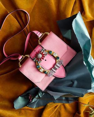 ミュウミュウ、クリスマスに向けたバッグやシューズ - パールやクリスタルをあしらって