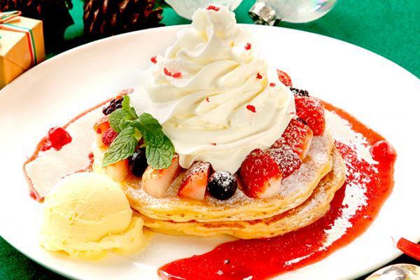 クア・アイナからクリスマス限定パンケーキ、ツリー風のホイップに5種類のベリー