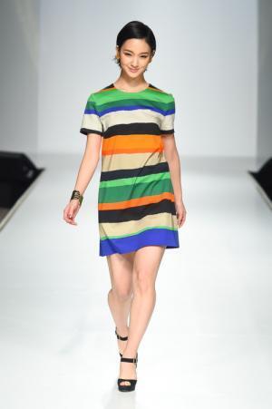 エスカーダ 2017年春夏コレクション - 剛力彩芽がランウェイに、色鮮やかでエキゾチックな世界