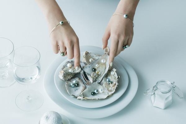 ジュエリーブランド「oeau(オー)」期間限定ストアが六本木＆銀座に、カラーパールのリングやバングル