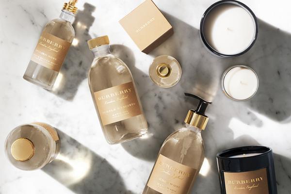 バーバリーからホームコレクションが新登場、英国の田舎をイメージした香りのキャンドルやハンドウオッシュ
