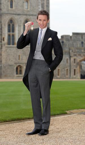 エディ・レッドメインがアレキサンダー・マックイーンを着用 - 大英帝国勲章の授賞式にて