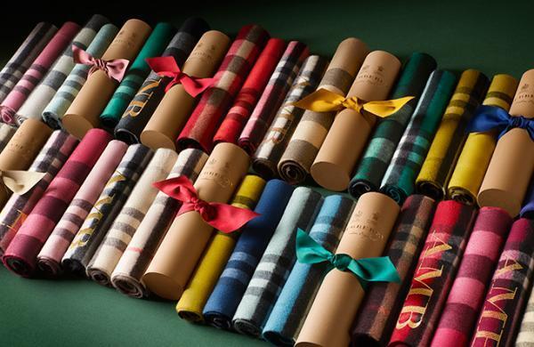 バーバリーからクリスマスに向けたカシミヤスカーフコレクション