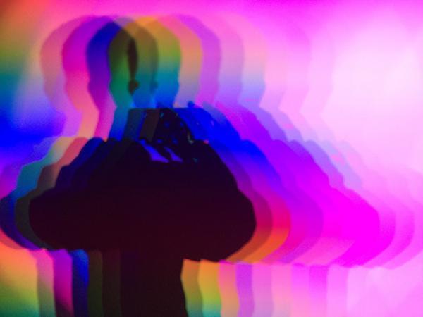 ライゾマとアート＋コムの合同企画展が東京・西新宿で - 光の動きに着目した最新のデジタルアート