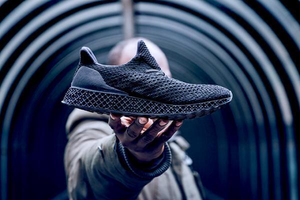 アディダスの新作シューズ「3D ランナー」初の3Dテクノロジー搭載の近未来モデル