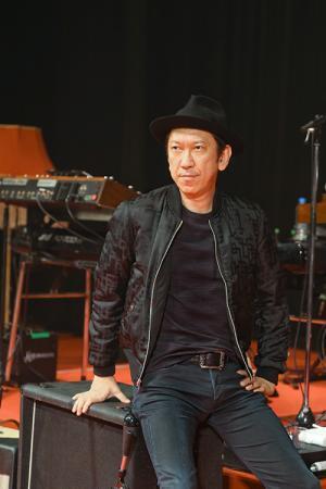 布袋寅泰×タケオキクチ、“ギタリズム柄”のリバーシブルMA-1やハット、ネクタイ